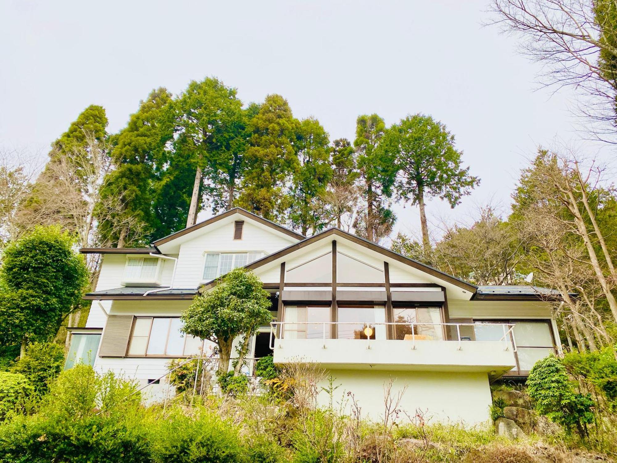 Holiday home ガラスの森美術館の近く 仙石原広々とした別荘 Bbq の楽しみ 自然に囲まれた贅沢なリトリート
